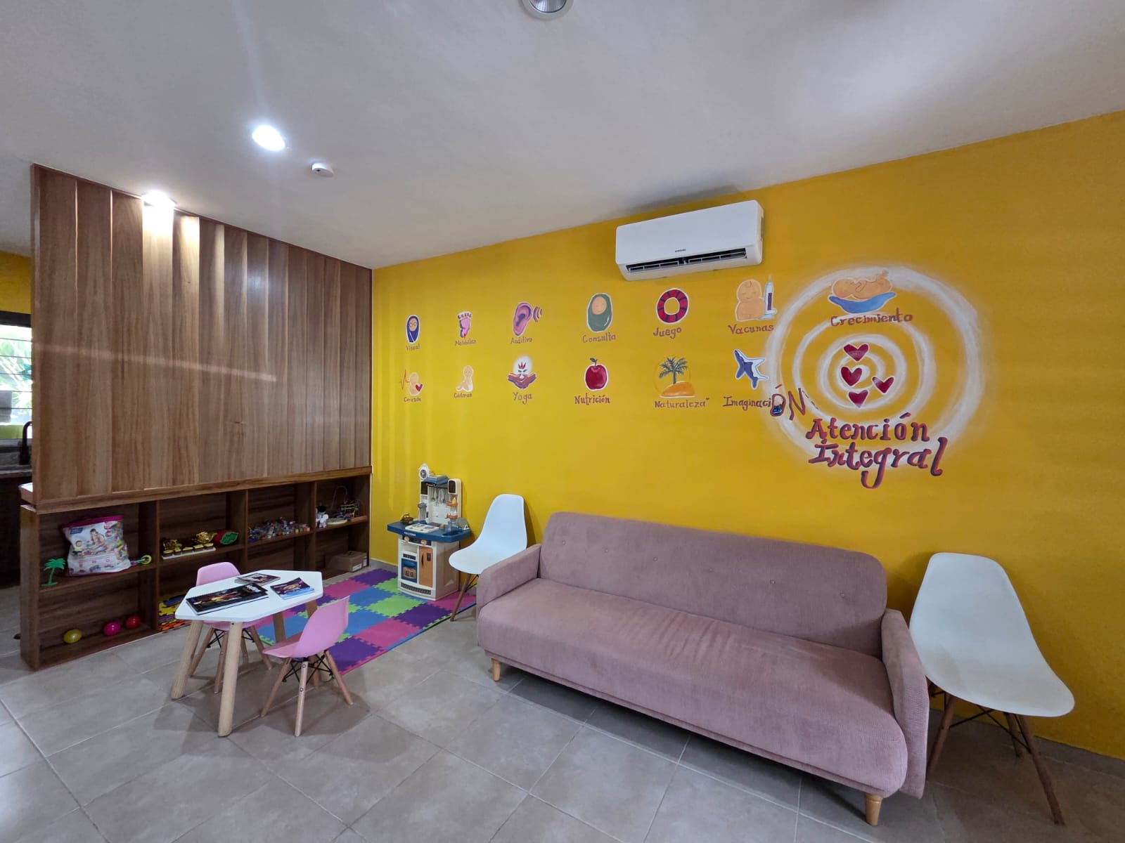 Sala de espera y área de juego para niños en Nenelandia